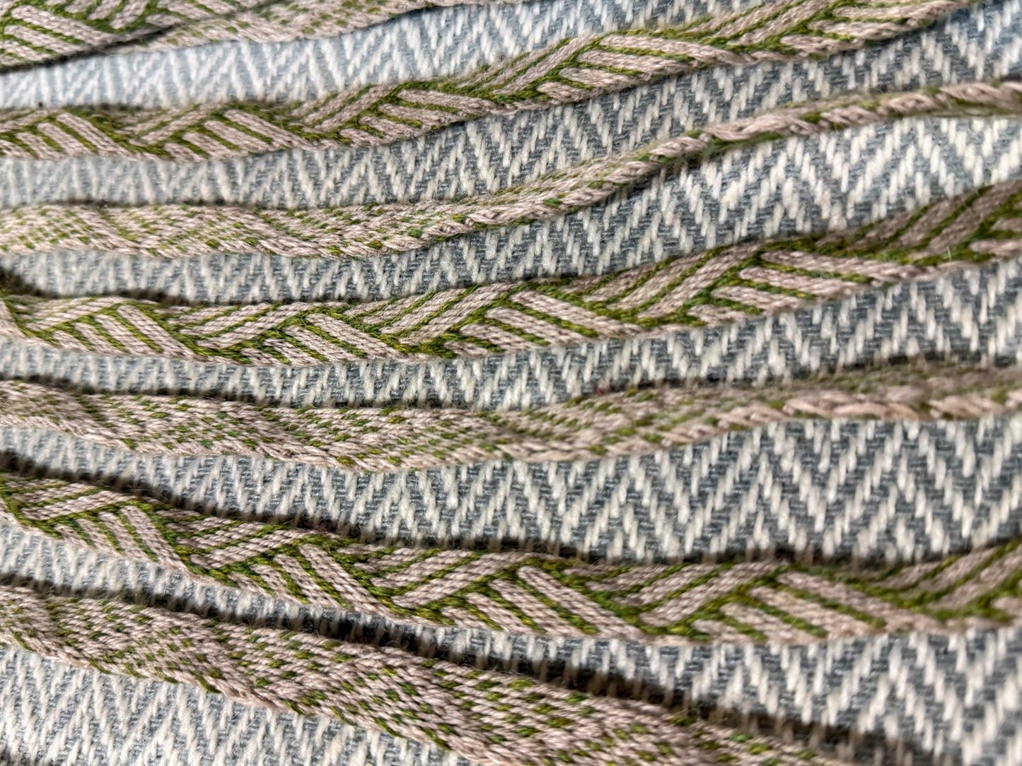 Hand tablet woven band