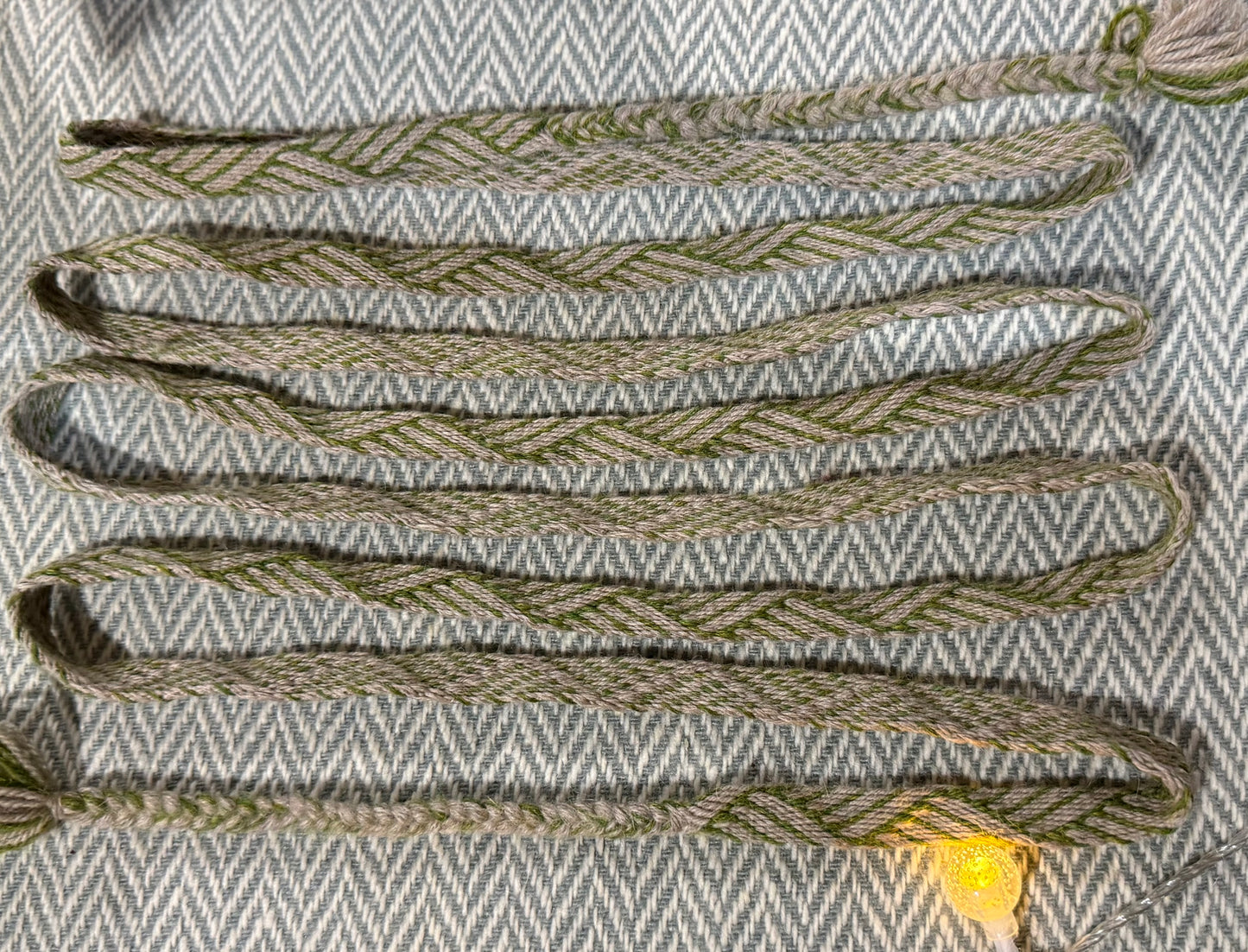 Hand tablet woven band