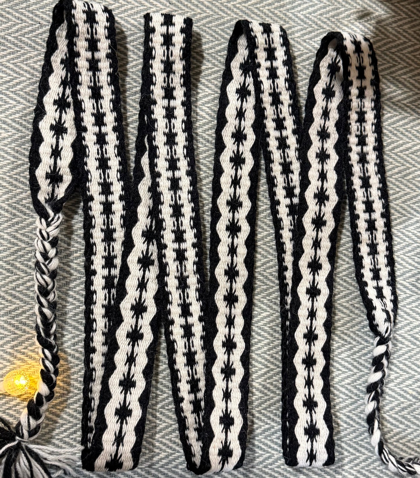 Hand tabletwoven band