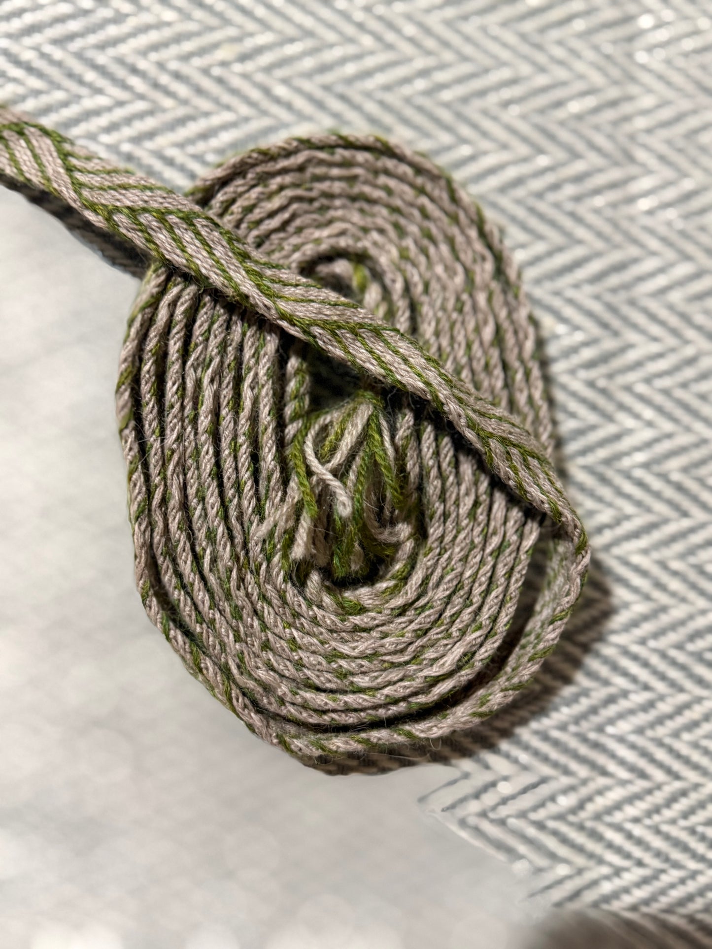 Hand tablet woven band