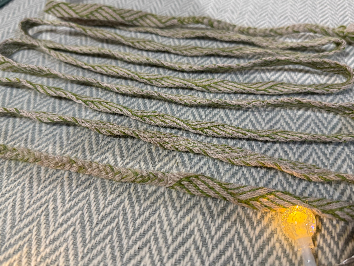 Hand tablet woven band